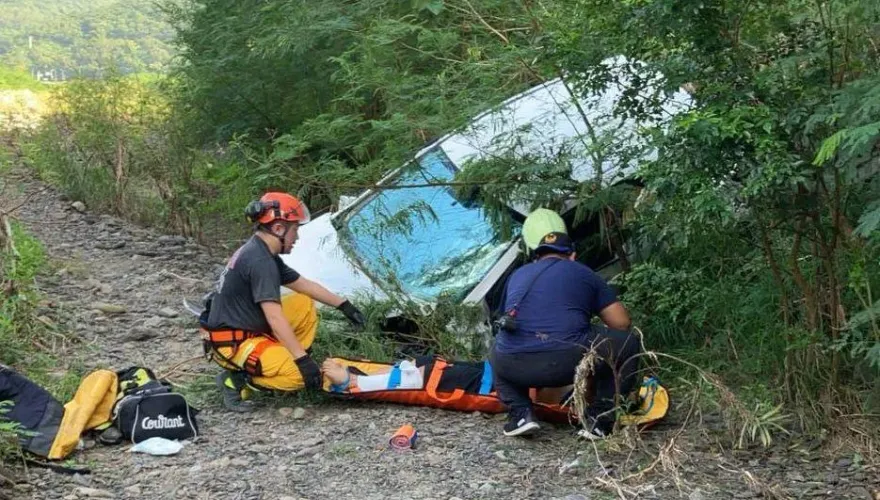 屏東台9線奪命車禍！47歲男「連人帶車」衝下坡　當場死亡