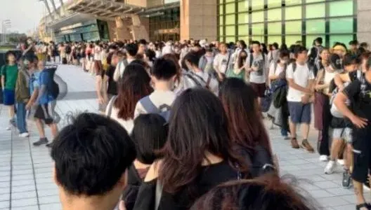 快訊/今晚回的了家嗎？中秋連假返鄉狂潮　直擊高鐵台中站自由座排隊人龍爆