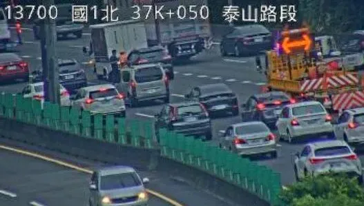 快訊/國1北向泰山段車禍！2車追撞占用2車道、回堵5公里