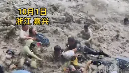 影/驚險！錢塘江大潮沖毀25公尺護欄　岸邊觀浪客「摔成一片」2輕傷