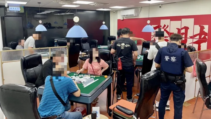 影/直播打麻將博抖內！新北五股棋牌社掩護職業賭場　警突擊逮17人