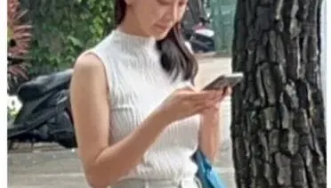 李亦捷獨自搭捷運！0偽裝路邊滑手機全被拍…空靈扮相放閃新婚尪