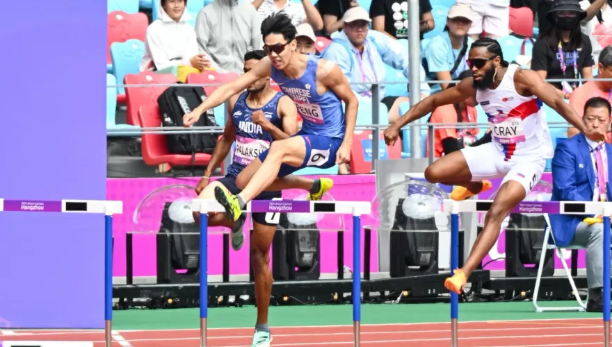 杭州亞運/世大運金牌彭名揚400跨飆進決賽　「跨欄王子」陳傑意外落馬