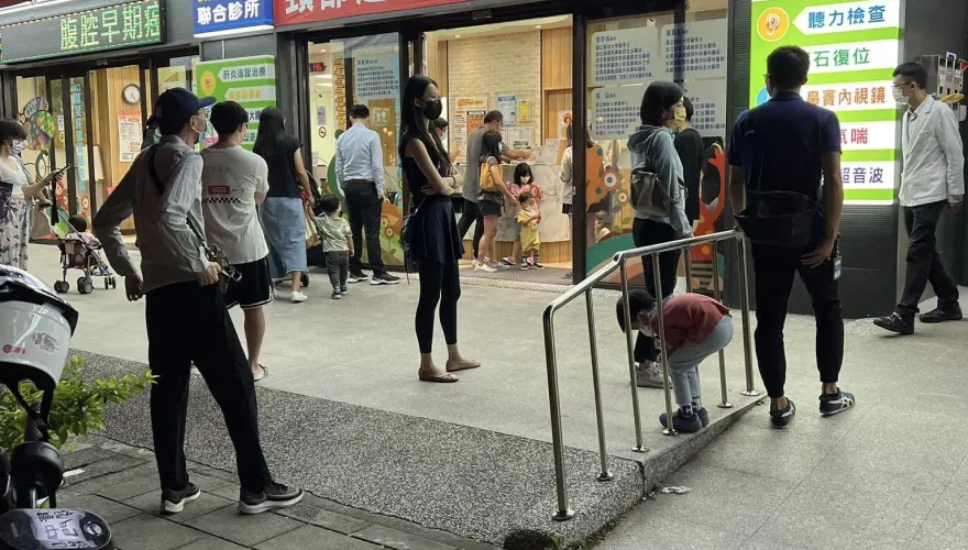 驚！醫PO出「看不到盡頭的候診單」 不只發燒人多　上吐下瀉也爆增！
