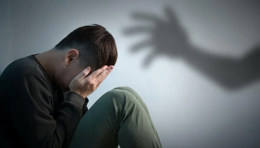 壯男不勝酒力遭正妹性侵！醒來全裸躺旅館床上　崩潰求救怎麼辦