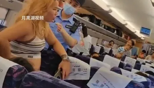 影/金髮女搭高鐵佔位遭勸阻不聽　囂張嗆「你敢動我」怒掌摑警察