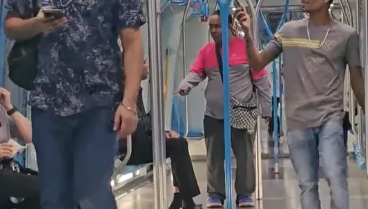 影/沈默英雄！外送員將男乘客趕出女性專用車廂　見義勇為網友狂讚
