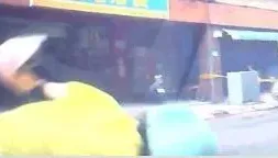 影/未禮讓肇事！永和汽車「路中間迴轉」撞機車　女騎士腹遭輾又被壓車下