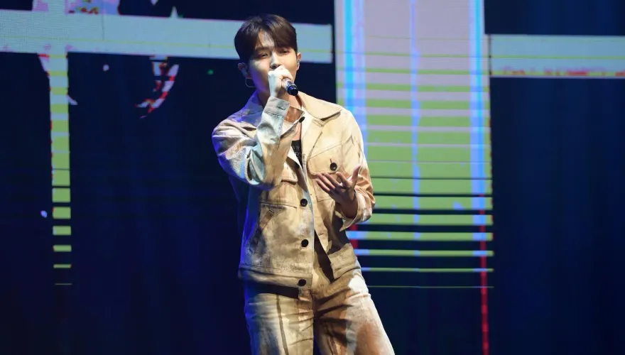 韓版「行走CD」！金在煥完美印證「一邊跳舞，一邊飆高音」　中秋團圓台粉