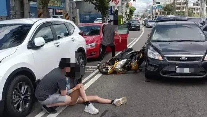 影/關心片！長腿妞騎機車慘撞前方秒開車門天兵駕駛　熱心男士紛來幫忙