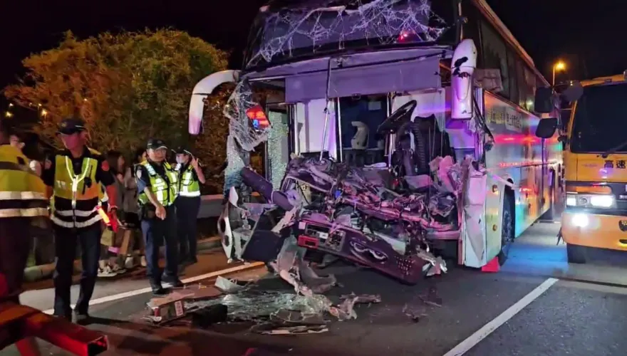 影/國3苗栗段客運追撞工程車　車頭全爛駕駛受困3人傷