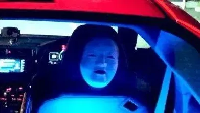 影/日網友車上掛「恐怖面具」有效杜絕惡意逼車！警察認證：晚上不想遇到