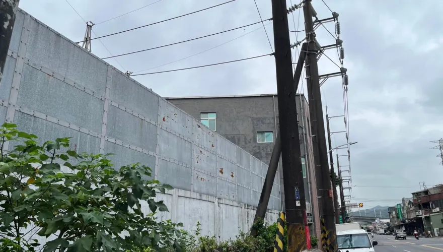 快訊/樹林變電箱驚傳爆炸！保全維修遭電擊　逾5千戶大停電搶修中