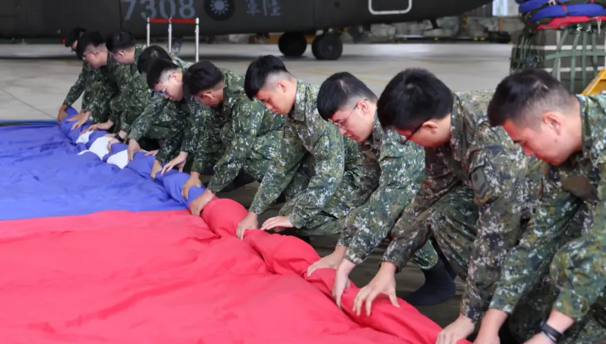 國慶大會巨型國旗搶先曝光　國軍示範CH-47吊掛上機、收納方式