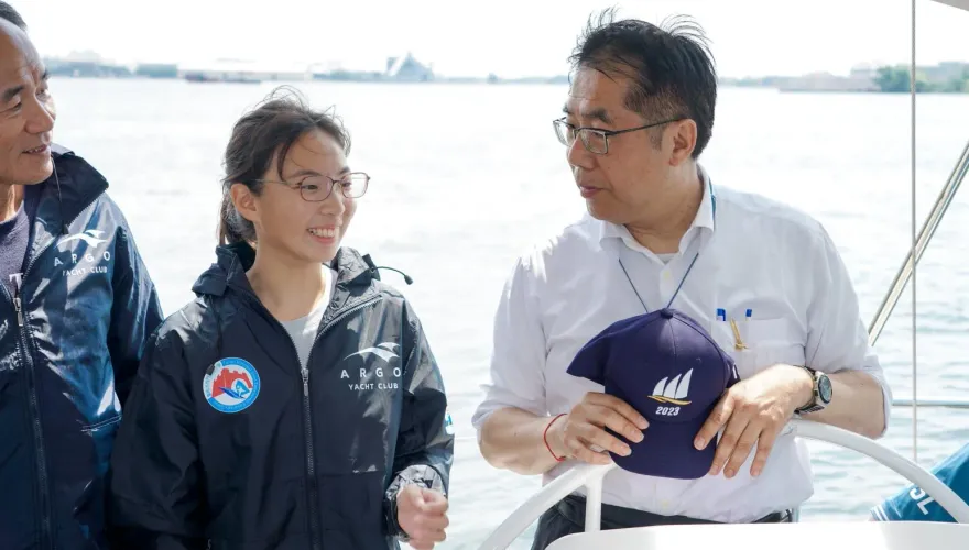 黃偉哲體驗帆船出航「鼓勵親水」　積極推動台南海洋及水上運動