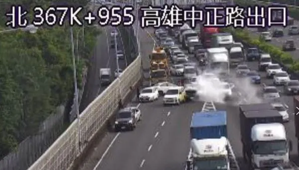 快訊/國1高雄中正路出口「7車連環撞」1傷　後方大塞車