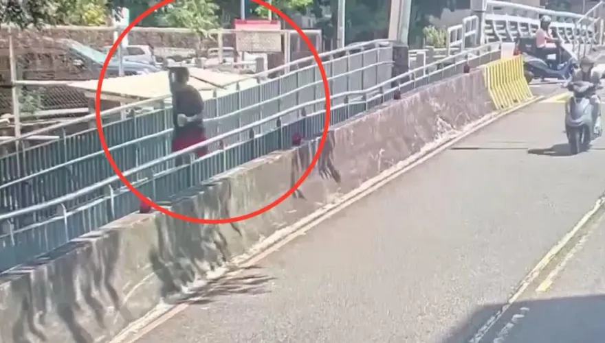 影/北市街頭持木棍揮舞追擊路人　男子到案辯稱「心情不好」