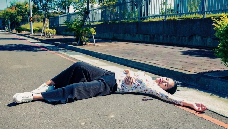 賴慧如劇中遇車禍！被撞飛領便當「躺柏油路吐血」驚悚畫面曝