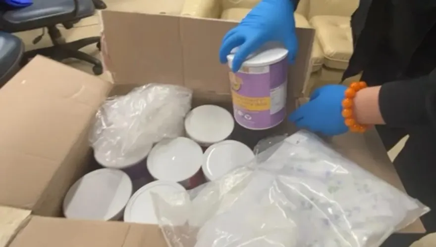影/國際奶粉包裹夾藏毒品空運入境　警逮2嫌扣市值4千萬安毒