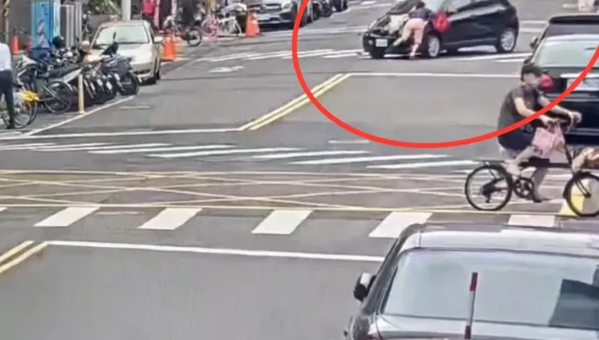 快訊/驚悚影片曝！北市行人地獄再現　三寶車未禮讓撞飛老婦