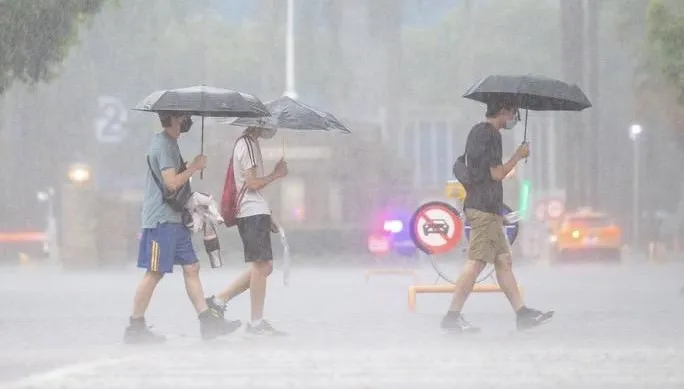 國家警報狂響！19縣市豪雨特報　高雄、屏東紫爆雨水狂灌