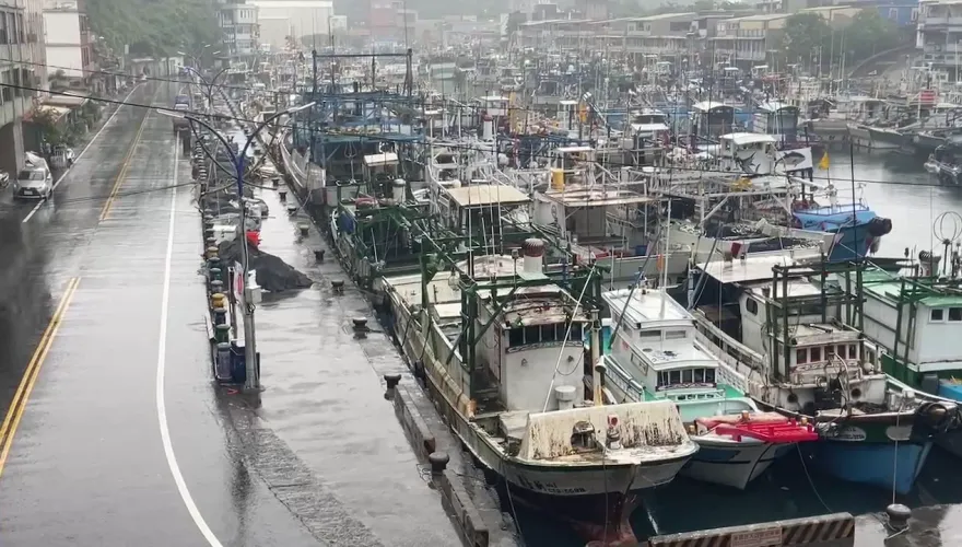 小犬颱風/南方澳風雨增強　船長急來港查看、海巡奔情人灣巡邏
