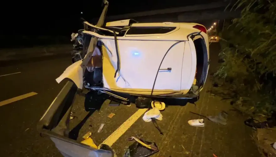 影/死神也不收！轎車國道自撞被護欄鋼板「整輛插穿」　2人奇蹟僅受擦傷