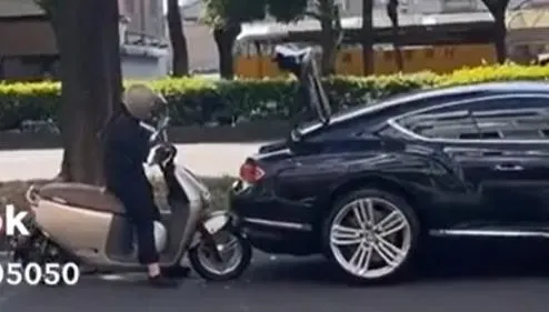影/賠慘了！台中Gogoro閃公車追撞賓利　女騎士當場嚇傻「石化」