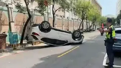 默契真好？一個月內2起「四輪朝天」烏龜翻車禍　台南警：路多難開？