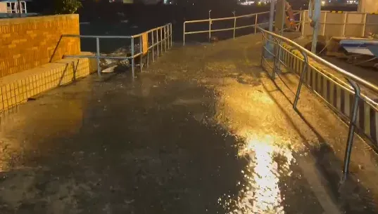 小犬颱風/旗津海水倒灌驚人畫面曝光！當地民眾超擔心會淹大水