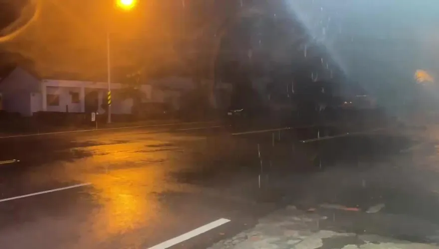 小犬颱風/直擊！墾丁凌晨雨彈炸開　超狂風雨曝光