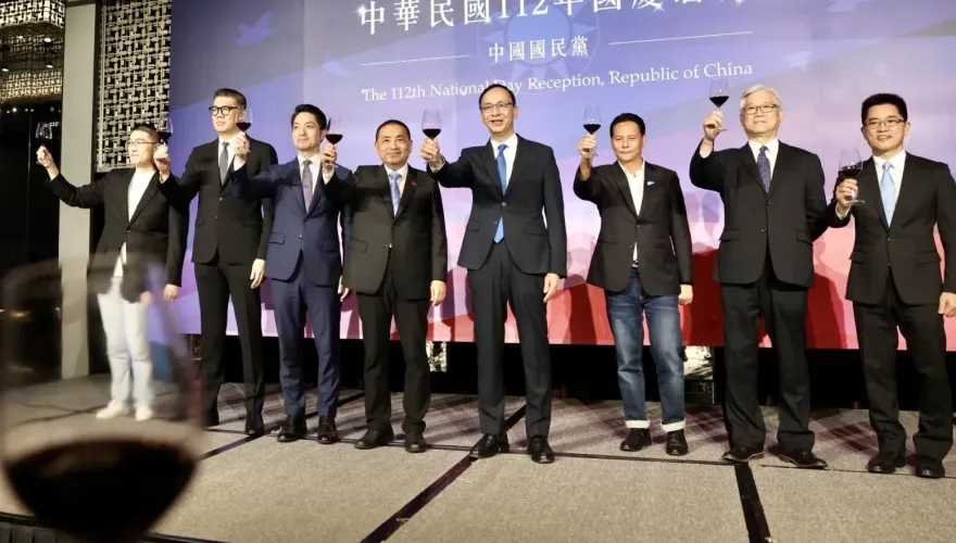 小犬颱風/北北基桃沒放假　首長颱風夜竟在喝紅酒？　照片曝光網傻眼開轟了