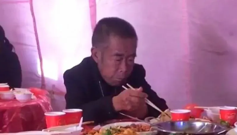 這款外甥！拾荒長輩掏積蓄包13萬出席他婚禮　竟被安排吃剩菜剩飯