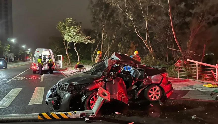 快訊/台南嚴重車禍！轎車高速撞倒號誌桿　車體幾近全毀1死3傷