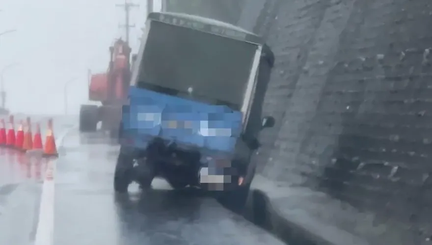 小犬颱風/台東狂風暴雨第一線直擊！小貨車慘卡排水溝　樹木、鐵皮圍籬被吹倒