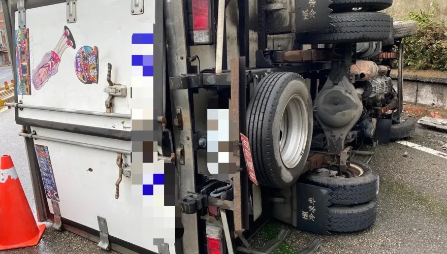 影/北市環快道路小貨車翻車！疑駕駛恍神碰撞路緣出事