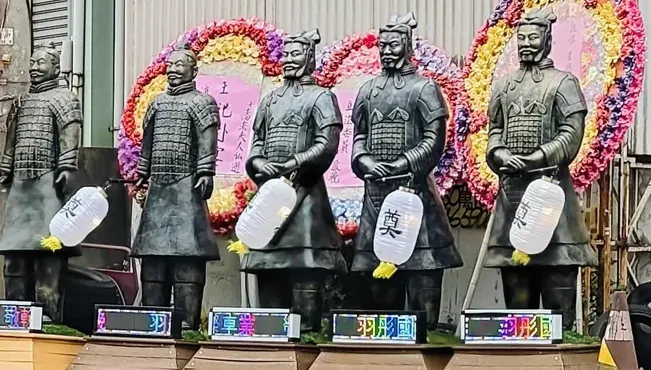 兵馬俑成治喪悼品！台中路邊「莊嚴」排排站　網友問：「往生者是姓秦嗎？」