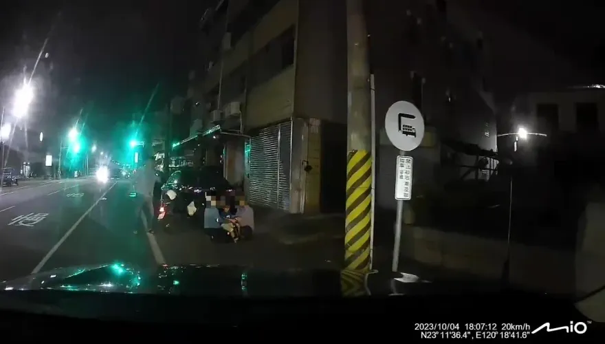 影/颱風夜4歲娃「騎學步車離家」　警員尋獲充當保母「說唱」問資料