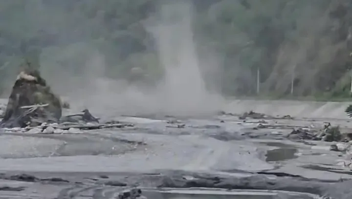 影/自然奇景！武界「塵龍捲」拔地而出　民眾驚呼「大自然的超級景觀」