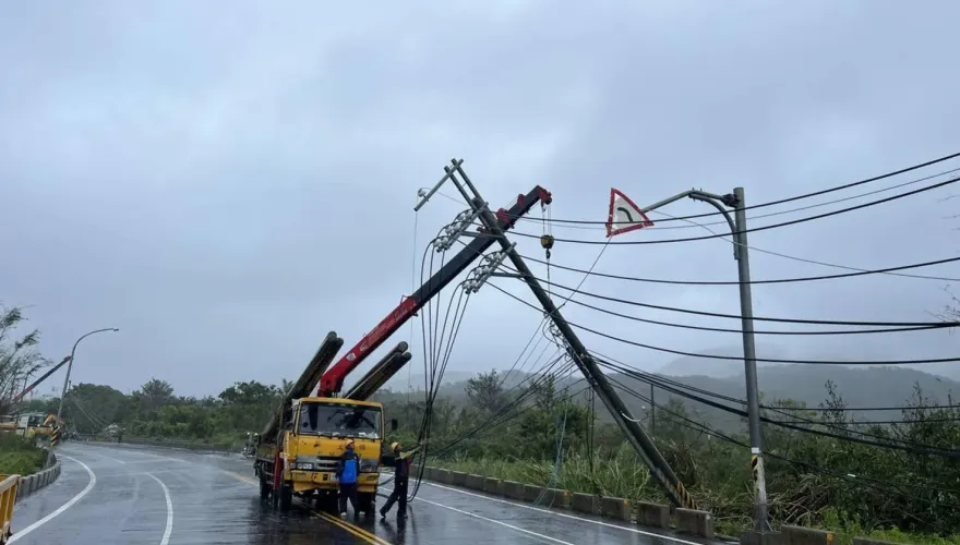 小犬颱風/國境之南整排電線桿敬禮！擋不住狂風暴雨　恆春上萬戶停電急搶修