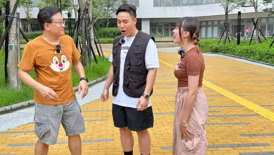 戴立綱、無尊玩溜滑梯遇突發狀況！綱哥：我們兩個大人卡在裡面