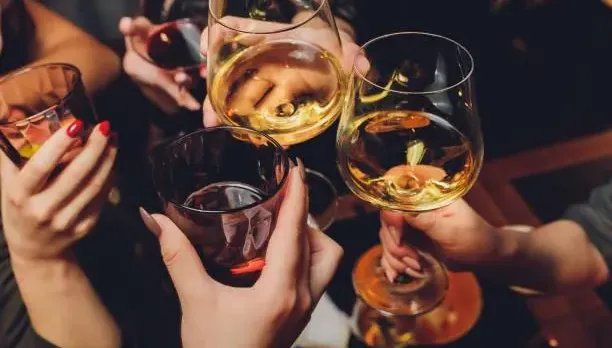 水電工裝闊佯稱「15億身家」！2酒女傻被帶出場還代墊4萬　真相曝光氣炸怒告