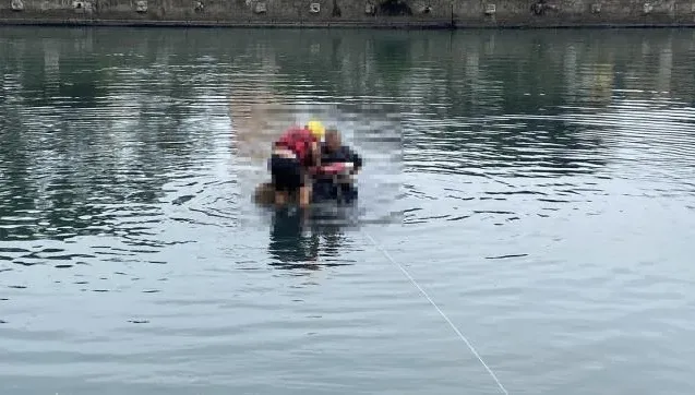 影/台南轎車衝入運河！他稱突然「沒有煞車」　1人1狗困車頂平安獲救
