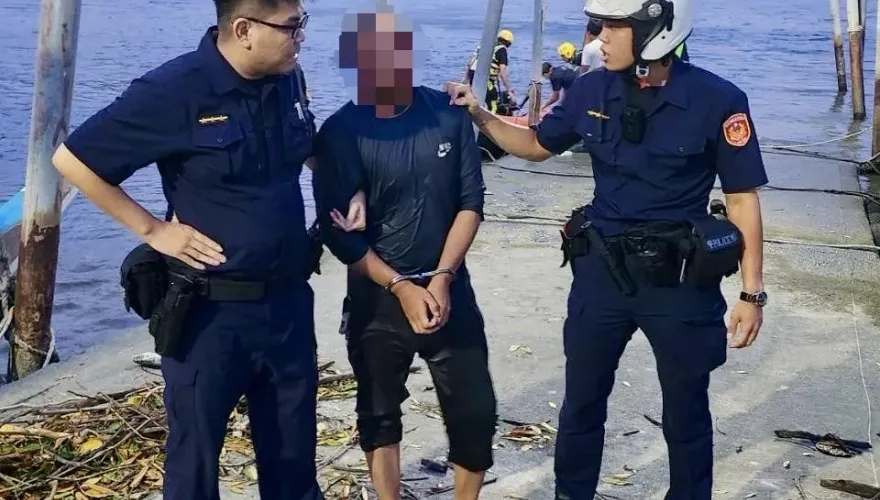 快訊/超狂！逃逸越南移工見警竟跳淡水河　消防人員及時搶救上岸