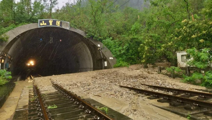 快訊/台鐵台東山里隧道土石流　覆蓋鐵道工務單位搶修中