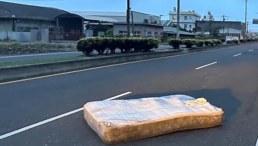 快訊／太恐怖了！彰化刮強風「天降床墊」砸中機車…騎士傷重命危