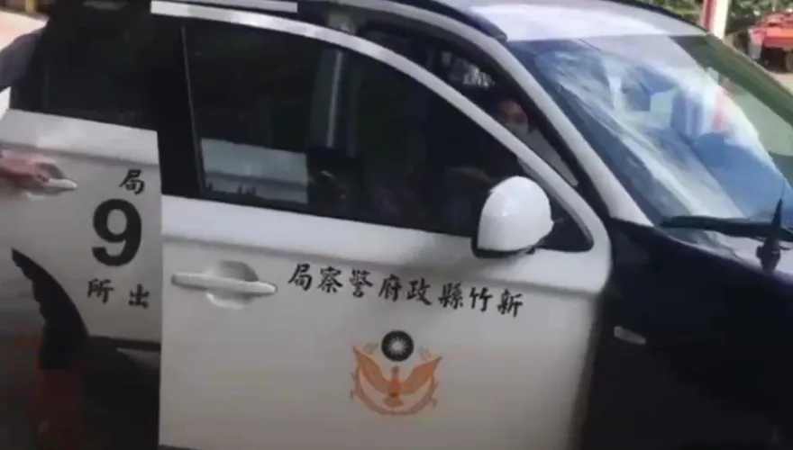 影/把警察當塑膠！鬍鬚男叼菸「參觀警車」還發動　網批警車淪「移工玩具」