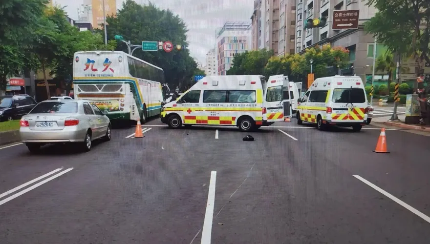 快訊/北市承德路2機車碰撞　1男騎士命危送醫搶救中