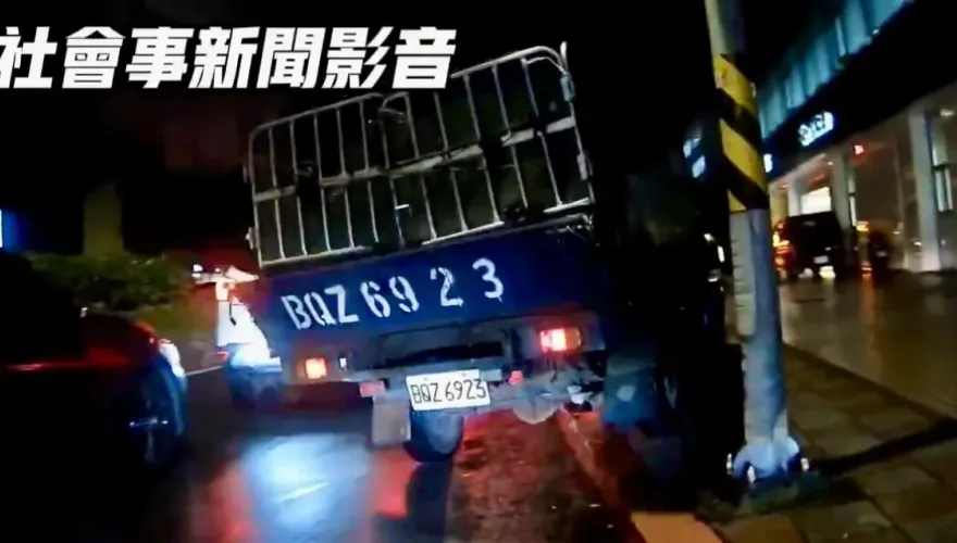 影/北市版GTA！貨車困車陣直接開上人行道 狂飆百米路人嚇傻