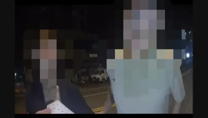 苗栗23歲囂張男酒駕拒檢　他不甩警蹲路邊續飲酒遭「加開1罰單」